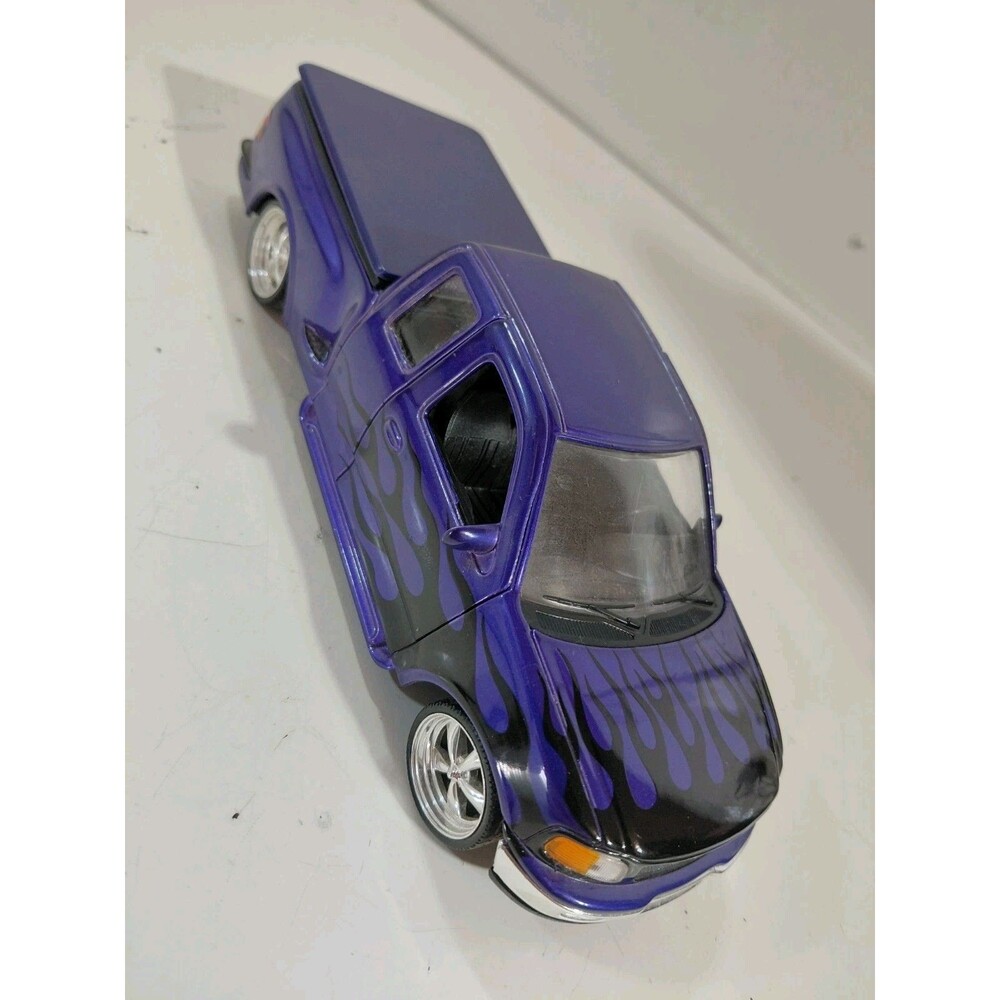 Welly 1:24 Die Cast Ford F-150 Flareside Pickup Truck w/ Tonneau Cover